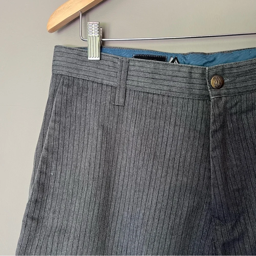 VOLCOM Y2K Vintage Gray Pinstripe Bermuda Board Shorts Embroidered Logo Size 32